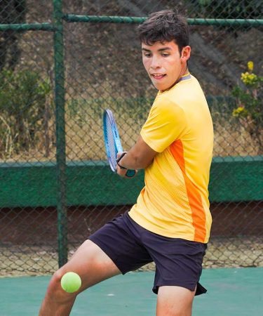 Para quienes comienzan: técnica base, táctica inicial, desplazamientos y juego guiado.