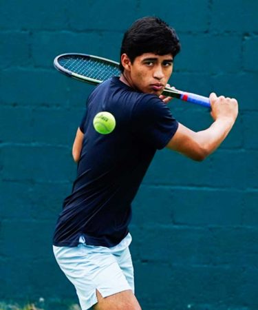 Enfoque a un futuro alto rendimiento para la obtención de becas, profesionalismo y constancia en torneos UTR e ITF. Requiere constancia total, asistencia mínima, competiciones. Entrenamientos de 4 horas con sesión física y mental profesional.